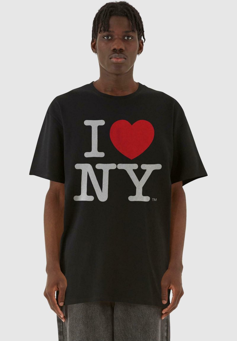 Čierne tričko s krátkym rukávom a veľkým grafickým výtlačkom "I ♥ NY" v červenej a šedej farbe, s voľným strihom a okrúhlym výstrihom.