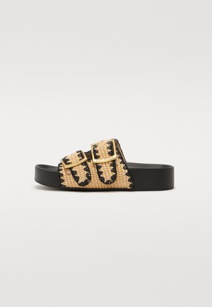 Gewebte Strohsandale in Beige mit schwarzen Akzenten und zwei verstellbaren Schnallen. Sie verfügt über eine dicke schwarze Gummisohle und ein texturiertes Muster.