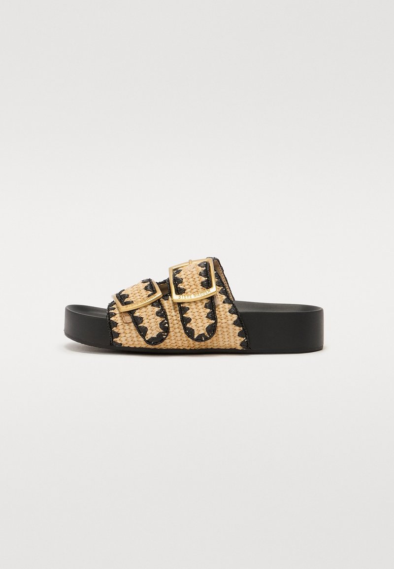 Sandalo scivoloso in paglia intrecciata beige con accenti neri e due fibbie regolabili. Presenta una suola spessa in gomma nera e un motivo testurizzato.