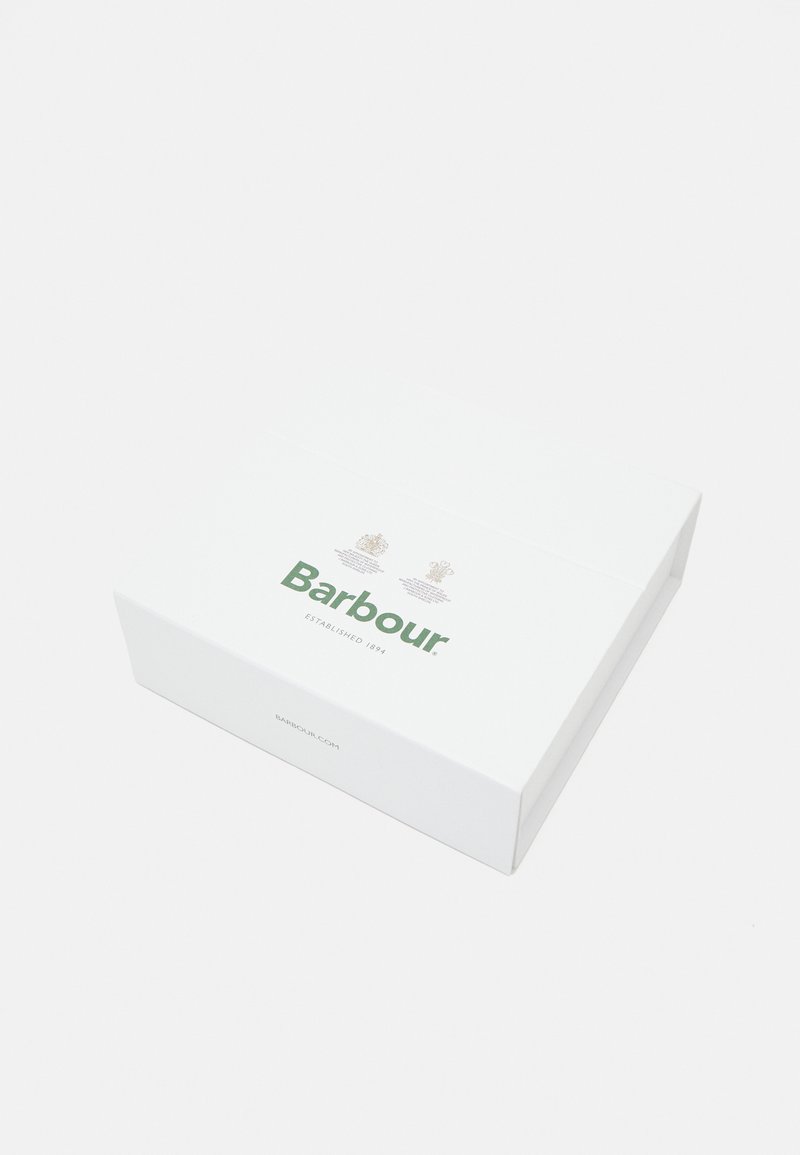 Caja rectangular blanca con tapa articulada, que presenta el texto verde "Barbour" y un pequeño logotipo, diseño minimalista, textura suave y sin patrones adicionales.