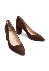 Brązowe zamszowe szpilki z wąskim noskiem, blokowym obcasem i delikatnym wycięciem z tyłu. Wnętrze ozdobione wytłoczonym logo.