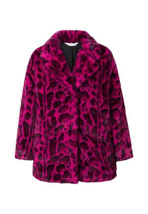 Cappotto in pelliccia sintetica di un brillante rosa con un motivo a macchie di leopardo nero. Presenta un ampio colletto e chiusura a doppio petto con bottoni.