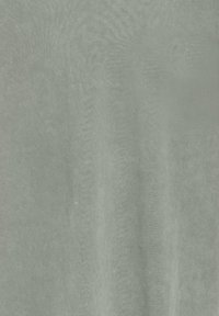 Tissu gris clair doux avec une texture verticale subtile et une surface lisse légèrement brillante.