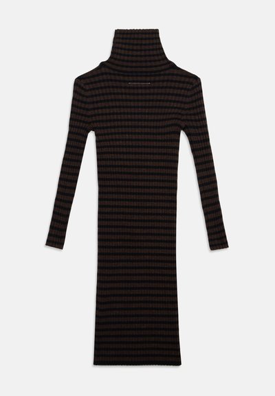 Robe à manches longues, longueur genoux, côtelée, avec des rayures horizontales noires et marron foncé et un col roulé haut.
