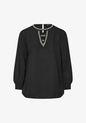 Blusa negra con un escote en forma de llave en la parte posterior, que presenta un cuello decorado con joyas en forma de V y mangas largas abullonadas con puños ajustados.