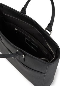 Černá strukturovaná taška přes rameno vyrobená z texturovaného syntetického materiálu. Obsahuje vnitřní zipovou kapsu a štítek. Akcenty ze stříbrného kovu.