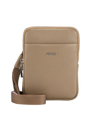Borsa a tracolla in pelle beige con chiusura a zip, tasca frontale e tracolla in tessuto regolabile. Caratterizzata da un logo argentato impresso sul davanti.