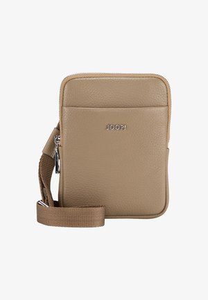 Borsa a tracolla in pelle beige con chiusura a zip, tasca frontale e tracolla in tessuto regolabile. Caratterizzata da un logo argentato impresso sul davanti.