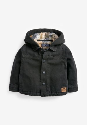 Sort denimjakke med hætte, udstyret med en beige, tekstureret fleeceforing og brun logo-patch. Knapper foran og detaljer ved manchetterne er synlige.