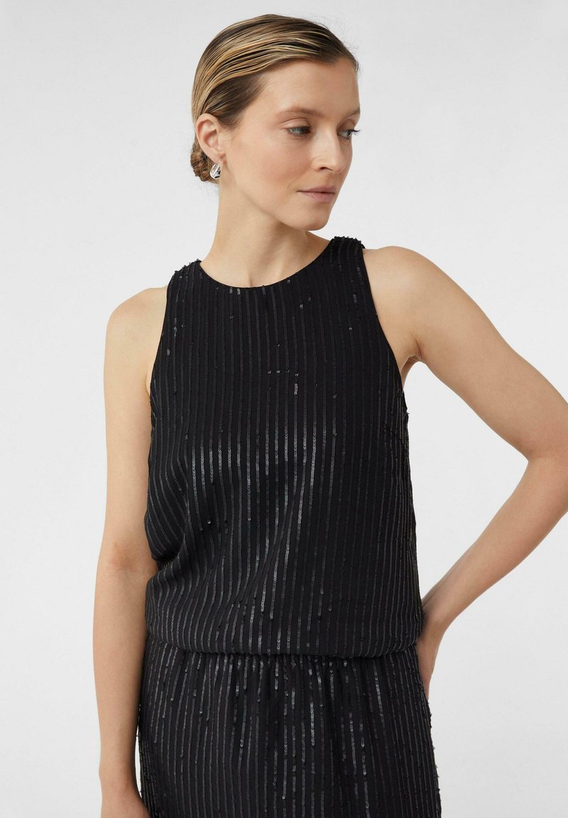 Czarny top bez rękawów z pionowymi paskami, wykonany z błyszczącego materiału. Charakteryzuje się luźnym krojem i subtelnymi cekinowymi akcentami wzdłuż pasków.
