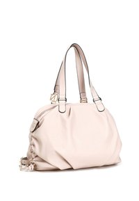 Beżowa skórzana torba o miękkim, luźnym kształcie, z podwójnymi uchwytami u góry i czarnymi zdobieniami. Posiada zamek błyskawiczny i złote akcenty.