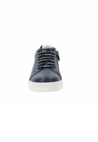 Sneaker in pelle blu navy con suola in gomma bianca, dotato di lacci neri testurizzati e di un logo sulla linguetta. Design pulito e minimale.