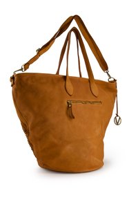 Tote bag aus braunem Leder mit glatter Textur, doppelten Griffen, einer mit Reißverschluss versehenen Vordertasche und gewebtem Seitendetail. Mit einem metallenen Logo-Akzent.