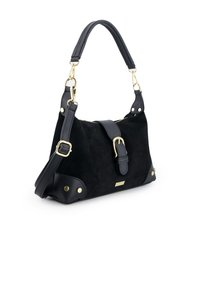 Sac à main en suède noir avec ferrures dorées, une bandoulière amovible et un grand détail de boucle à l'avant. Accents lisses sur la base.