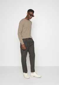Davida Cashmere MAN O NECK - Pulover - mink