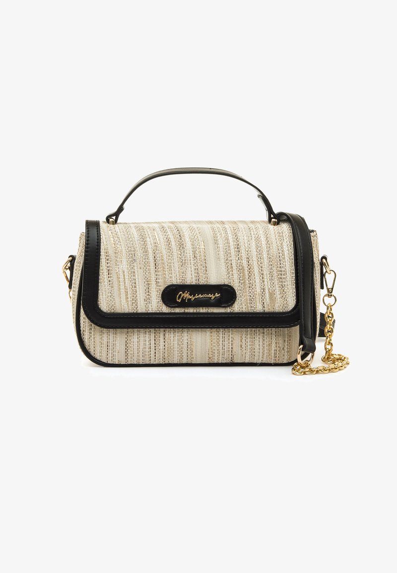 Sac à main beige texturé avec des accents noirs et une bandoulière chaîne dorée. Comprend un rabat pliant et une plaque logo subtile à l'avant.