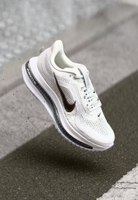 Nike Performance PEGASUS PREMIUM - Tenisice za cestovno trčanje - white/metallic silver