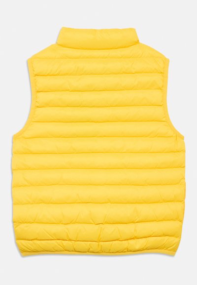Κίτρινο γιλέκο χωρίς μανίκια με οριζόντιο ανάγλυφο μοτίβο, μαλακή υφή, ψηλό γιακά και χωρίς ορατά κουμπώματα.