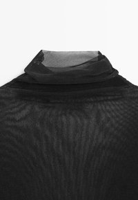 Czarna, przezroczysta bluzka z długim rękawem, z wysokim kołnierzem i miękką teksturą, wykonana z lekkiego i oddychającego materiału.