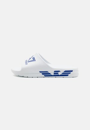 Sandalia blanca de diapositiva con logo azul y diseño de alas. Material suave, estilo abierto en la parte delantera, suela texturizada para mayor agarre. Construcción ligera.