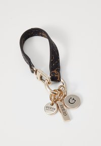 Portachiavi in pelle nera con hardware dorato, caratterizzato da un motivo a logo impresso, pendenti a forma circolare e rettangolare, e una chiusura a moschettone.