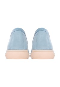 Světle modré nubukové boty na slip-on s kulatou špičkou, béžovou gumovou podrážkou a minimálními švy po stranách.