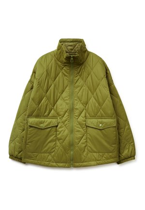 Gevulde groene jas met een diamanten quiltpatroon, hoge kraag, ritssluiting aan de voorkant en twee grote knoopzakken. Zachte stoftextuur.