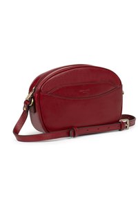 Borsa a tracolla in pelle rossa con forma arrotondata, chiusura a zip e tracolla regolabile. Presenta una finitura testurizzata e un dettaglio con tasca frontale.
