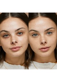 Deux portraits en gros plan d'une personne aux yeux bleu-vert et aux taches de rousseur. Le côté gauche montre un teint naturel, le côté droit semble légèrement retouché.