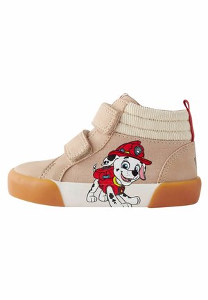Beige korkeavartiset tennarit tarranauhoilla, tekstiilipäällinen ja kumipohja. Ominaisuuksiin kuuluu tulostettukoira hahmo, joka on pukeutunut palomiehen hattu.