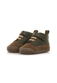 Botas de tobillo de cuero verde y ante marrón con suela de goma, que cuentan con una correa de velcro y cordones en contraste.