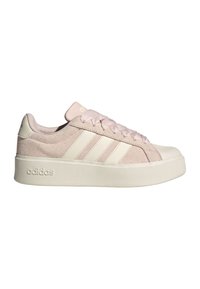 Baskets Adidas rose clair avec tige en daim, trois bandes crème sur le côté, semelle épaisse crème et lacets rose clair.