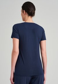 Mörkblå kortärmad t-shirt i ett mjukt material, med rundad halsringning och avslappnad passform, med en slät yta.