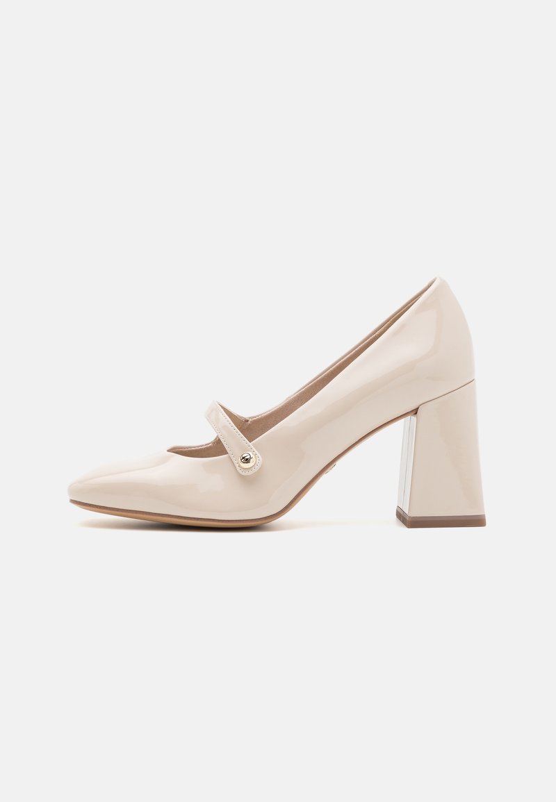 Chaussure Mary Jane en cuir verni beige avec un talon bloc de hauteur moyenne et un petit bouton métallique rond sur la bride.