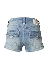 Short en denim bleu clair avec un effet délavé, doté de deux poches arrière, de détails cousus et d'une étiquette de marque à la ceinture.