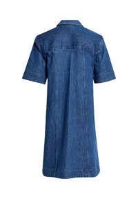 Vestido de denim con mangas cortas, cuello y corte recto. Está hecho de denim azul con costuras visibles y una textura suave.