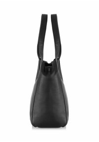 Sac cabas en cuir noir vu de côté avec deux longues anses qui s'étendent vers le haut sur un fond blanc.