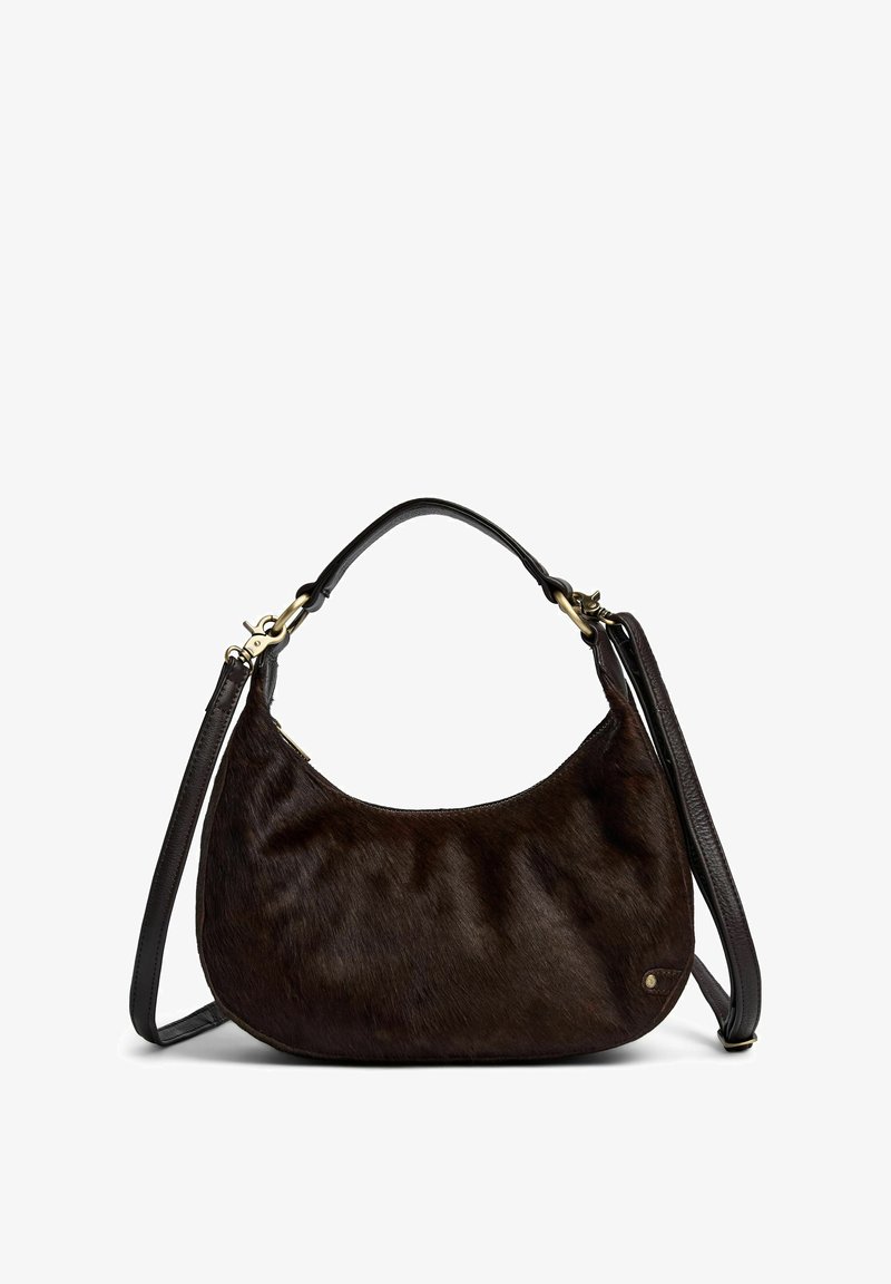Brązowa torebka z futerkiem ekologiczny o zaokrąglonym kształcie, skórzanym paskiem, złotym okuciem i gładką fakturą. Zawiera regulowany pasek na ramię.