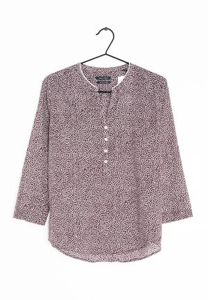 Langärmliges weinrotes Hemd mit weißen Blättermustern, rundem Halsausschnitt, fünf Knöpfen und abgerundetem Saum. Leichter Stoff, glatte Textur.
