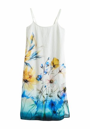 Hvid ærmeløs kjole med tynde stropper, prydet med et blomsterprint i vandfarvestil i gult, blåt og grønt langs den nederste halvdel.