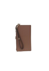 Portafoglio in faux pelle marrone con superficie liscia, accessori in oro, tracolla e chiusura a zip. Forma rettangolare compatta.