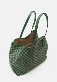 Borsa a tote verde intrecciata con doppio manico, caratterizzata da un motivo a scacchi e dettagli in oro. Esterno liscio e fodera interna a contrasto.