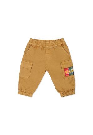 Pantaloni cargo color sabbia con vita elastica, tasche laterali e una patch colorata con la scritta "Mischief" ricamata di lato.
