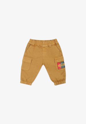 Pantaloni cargo color sabbia con vita elastica, tasche laterali e una patch colorata con la scritta "Mischief" ricamata di lato.