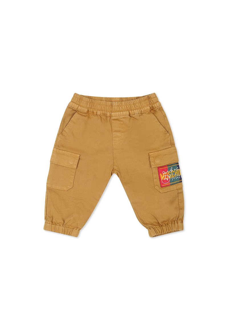Beige Cargo-Hosen mit einem elastischen Bund, Seitentaschen und einem bunten Patch mit dem gestickten Wort "Mischief" an der Seite.