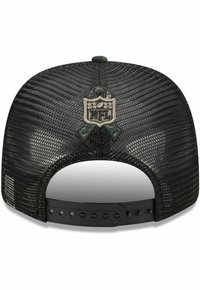 Schwarze Mesh-Baseballmütze mit gebogenem Schirm, versehen mit einem NFL-Logo in olivgrüner und beiger Stickerei auf der Rückseite, verstellbarer Kunststoff-Druckverschluss.
