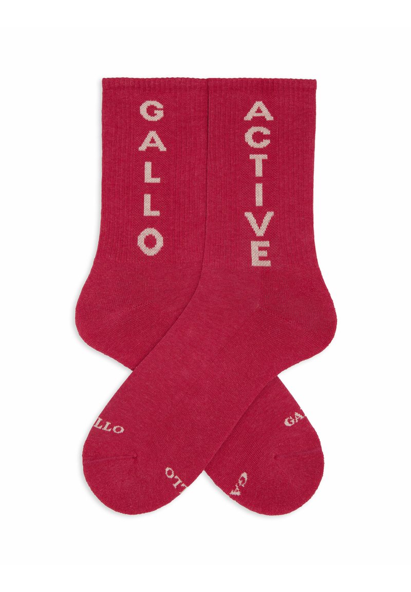 Calzini corti di cotone rosso con testo verticale bianco "GALLO" e "ACTIVE" su ciascun calzino. Texture liscia, sezione superiore a costine e punta rinforzata.