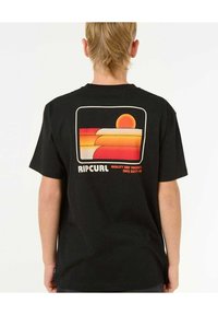 T-shirt en coton noir avec un graphique rétro coloré présentant des rayures orange, rouge et jaune, et le nom de la marque "Ripcurl" au dos.