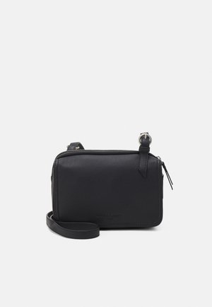 Lille sort læder crossbody taske med justerbar rem, toplynlås og spænde detalje på en enkel lys baggrund.