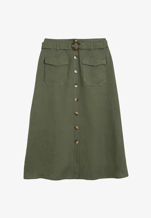 Zielona lniana spódnica o rozkloszowanym kształcie, z paskiem i okrągłą klamrą, przednimi kieszeniami oraz zapięciem na guziki.